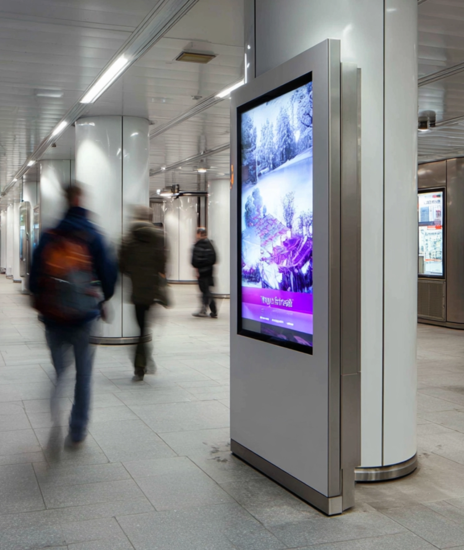 Litfassäule in einer Stadt mit verschiedenen aufgeklebten Plakaten