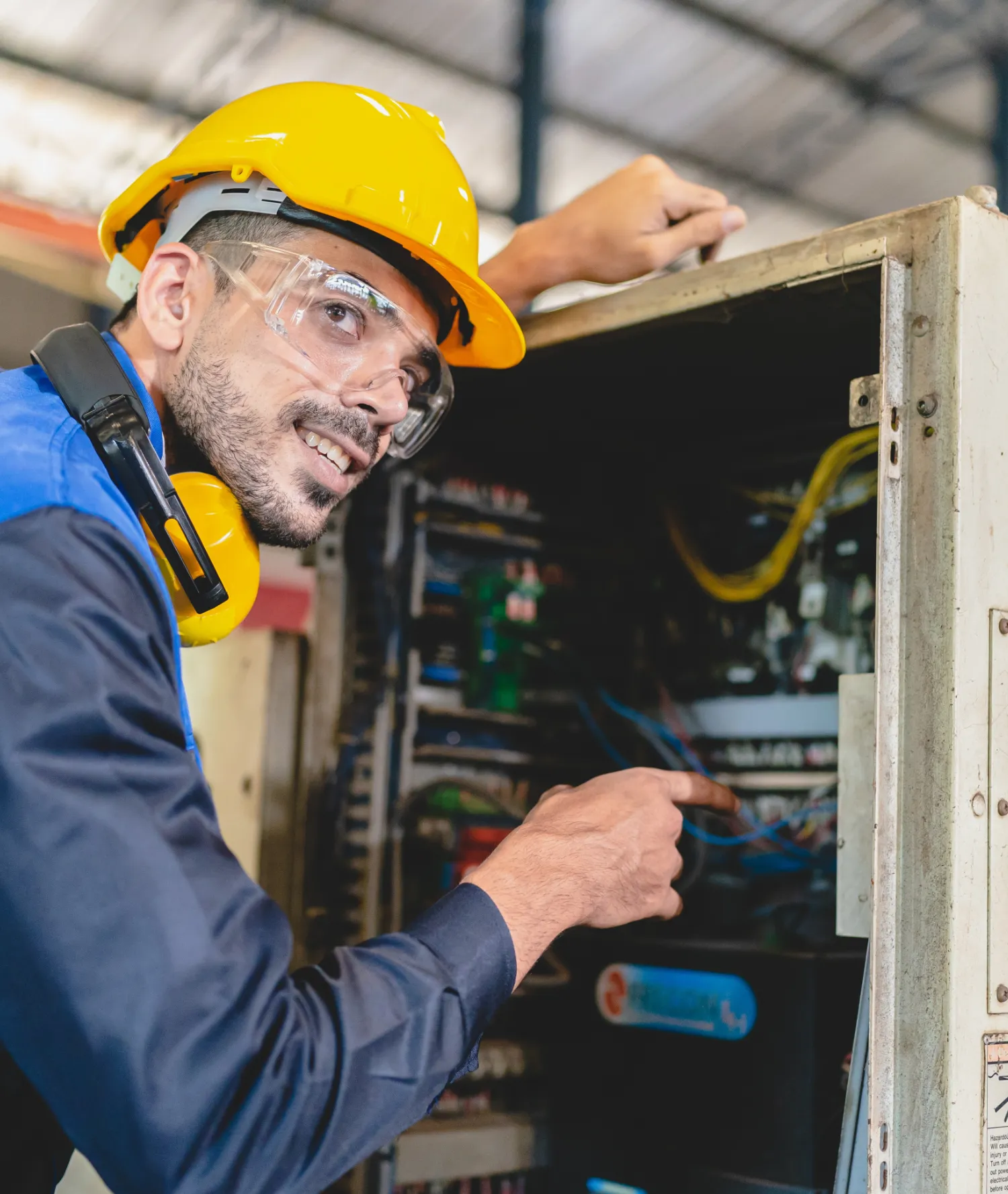 Freundlicher Handwerker prüft Gerätauf dem Bau