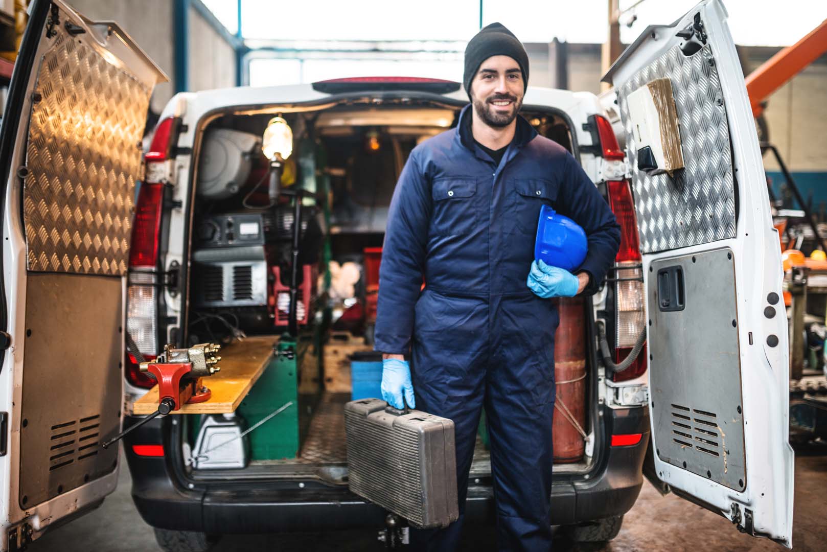 Servicedienstleister steigt mit Werkzeug aus Transporter aus